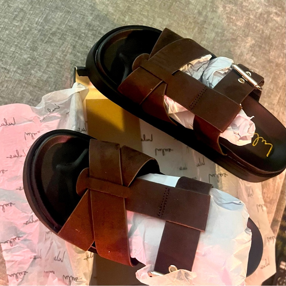Brand new 
Size 8 woman sandals